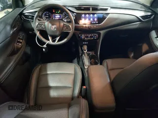 2022 Buick Encore GX Essence z VIN KL4MMFSL6NB106457, wystawiony jako Copart lot #57597985 z przebiegiem 48 601 mil mil oraz Szkoda całkowita • Salvage title. Historia ofert i sprzedaży dostępna na DreamBid. Obrazek 8.