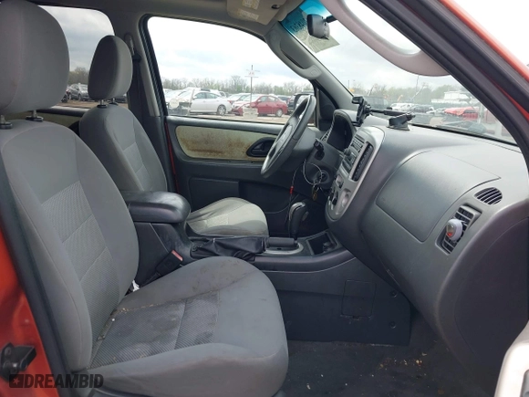 2006 Ford Escape XLT with VIN 1FMYU03126KA17323, listed as a IAAI auction lot 42048363 with 119,296 mi miles. Bid and sale history available at carsss.com. Image 5.