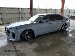 2023 BMW i7 xDrive60 z VIN WBY53EJ04PCM31425, wystawiony jako Copart lot #59719113 z przebiegiem 5414 mil mil oraz . Historia ofert i sprzedaży dostępna na DreamBid. Obrazek 1.