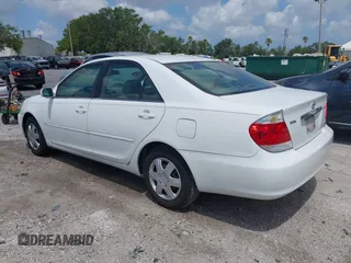 2005 Toyota Camry STD z VIN 4T1BE32K55U586930, wystawiony jako IAAI lot #42389882 z przebiegiem 275 535 mil mil oraz . Historia ofert i sprzedaży dostępna na DreamBid. Obrazek 3.