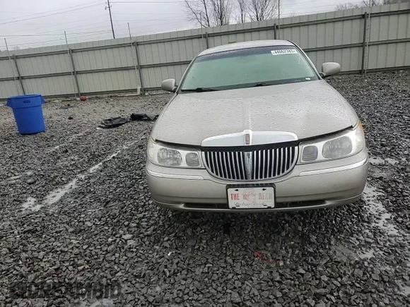 2000 Lincoln Town Car Signature with VIN 1LNHM82W2YY770068, listed as a Copart auction lot 44062385 with 109,941 mi miles and Salvage title. Bid and sale history available at DreamBid. Image 10.