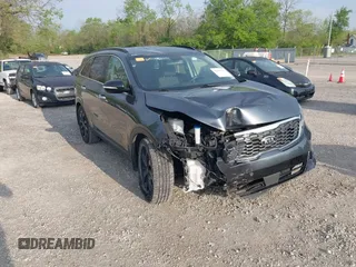 2020 Kia Sorento S z VIN 5XYPG4A54LG706009, wystawiony jako IAAI lot #42168923 z przebiegiem 55 514 mil mil oraz . Historia ofert i sprzedaży dostępna na DreamBid. Obrazek 1.