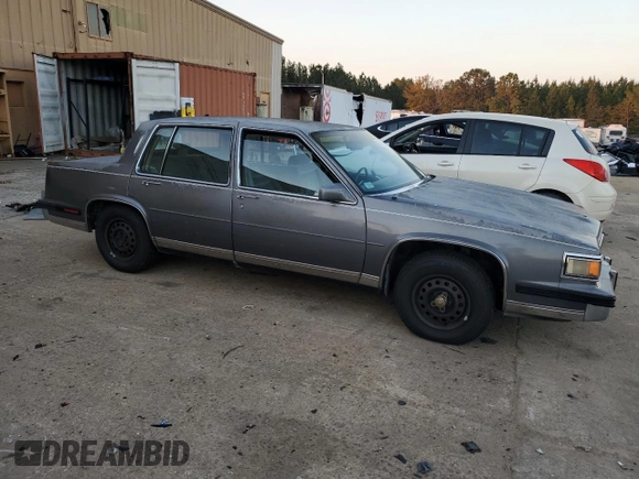 1985 Cadillac Fleetwood z VIN 1G6CB6984F4325337, wystawiony jako Copart lot #82255894 z przebiegiem 46 192 mil mil oraz Czysty tytuł • Clean title. Historia ofert i sprzedaży dostępna na DreamBid. Obrazek 4.