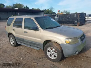 2007 Ford Escape XLT with VIN 1FMYU03187KB17315, listed as a IAAI auction lot 41864785 with 199,225 mi miles. Bid and sale history available at carsss.com. Image 1.