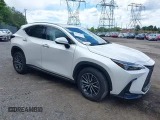 2024 Lexus NX 350 Premium z VIN JTJGGCEZ3R5009923, wystawiony jako IAAI lot #42350644 z przebiegiem 7 757 mil mil oraz . Historia ofert i sprzedaży dostępna na DreamBid. Obrazek 1.