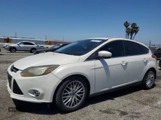 2014 Ford Focus Titanium z VIN 1FADP3N21EL264509, wystawiony jako Copart lot #59544475 z przebiegiem 154 142 mil mil oraz Czysty tytuł • Clean title. Historia ofert i sprzedaży dostępna na DreamBid. Obrazek 1.