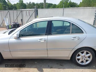 2003 Mercedes-Benz C 320 z VIN WDBRF64J73F341438, wystawiony jako IAAI lot #42371572 z przebiegiem 228 061 mil mil oraz . Historia ofert i sprzedaży dostępna na DreamBid. Obrazek 15.