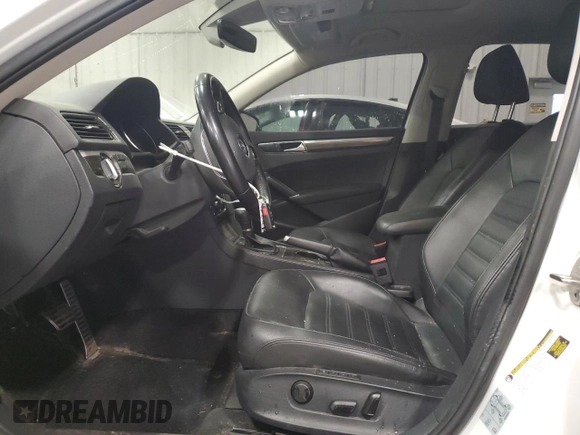 2018 Volkswagen Passat SEL Premium z VIN 1VWCA7A38JC029626, wystawiony jako Copart lot #52119595 z przebiegiem 63 342 mil mil oraz Nie do naprawy • Non repairable. Historia ofert i sprzedaży dostępna na DreamBid. Obrazek 7.
