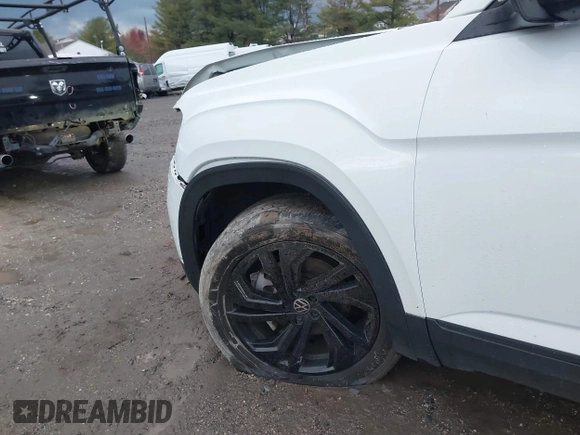 2022 Volkswagen Atlas SE z VIN 1V2KR2CA1NC555087, wystawiony jako IAAI lot #40921013 z przebiegiem 62 834 mil mil oraz . Historia ofert i sprzedaży dostępna na DreamBid. Obrazek 17.