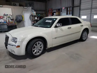 2009 Chrysler 300 C Hemi z VIN 2C3KA63TX9H619703, wystawiony jako Copart lot #53986985 z przebiegiem 140 003 mil mil oraz Szkoda całkowita • Salvage title. Historia ofert i sprzedaży dostępna na DreamBid. Obrazek 1.