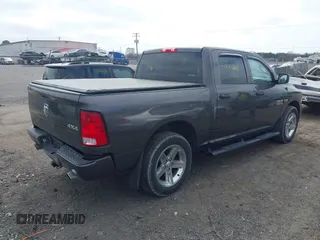 2017 Ram 1500 Express z VIN 3C6RR7KT2HG796410, wystawiony jako IAAI lot #41771608 z przebiegiem 140 662 mil mil oraz . Historia ofert i sprzedaży dostępna na DreamBid. Obrazek 4.