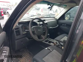2009 Jeep Liberty Sport z VIN 1J8GP28K49W527859, wystawiony jako IAAI lot #42303957 z przebiegiem 288 873 mil mil oraz . Historia ofert i sprzedaży dostępna na DreamBid. Obrazek 12.