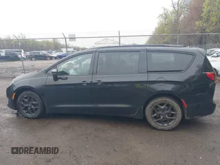 2019 Chrysler Pacifica Limited z VIN 2C4RC1GG7KR549971, wystawiony jako IAAI lot #41978964 z przebiegiem 148 754 mil mil oraz . Historia ofert i sprzedaży dostępna na DreamBid. Obrazek 14.