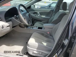 2008 Toyota Camry LE z VIN 4T1BK46K38U564521, wystawiony jako Copart lot #56508825 z przebiegiem 238 689 mil mil oraz Czysty tytuł • Clean title. Historia ofert i sprzedaży dostępna na DreamBid. Obrazek 7.