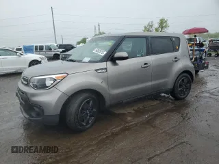 2019 Kia Soul z VIN KNDJN2A2XK7018727, wystawiony jako Copart lot #56503015 z przebiegiem 119 895 mil mil oraz Czysty tytuł • Clean title. Historia ofert i sprzedaży dostępna na DreamBid. Obrazek 1.