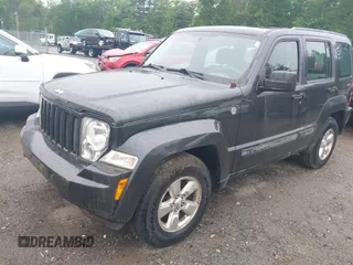 2011 Jeep Liberty Sport Jet z VIN 1J4PN2GK5BW585901, wystawiony jako IAAI lot #42459500 z przebiegiem 149 041 mil mil oraz . Historia ofert i sprzedaży dostępna na DreamBid. Obrazek 2.
