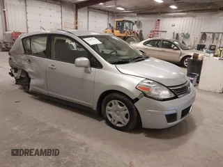 2010 Nissan Versa S z VIN 3N1BC1CP9AL363631, wystawiony jako IAAI lot #41987554 z przebiegiem 133 921 mil mil oraz . Historia ofert i sprzedaży dostępna na DreamBid. Obrazek 1.