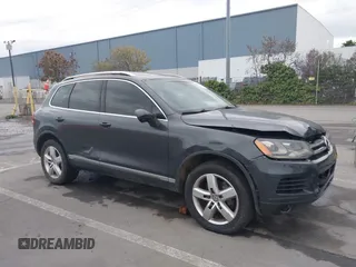 2013 Volkswagen Touareg Exec z VIN WVGEP9BP7DD010339, wystawiony jako IAAI lot #41094662 z przebiegiem 91 280 mil mil oraz . Historia ofert i sprzedaży dostępna na DreamBid. Obrazek 1.