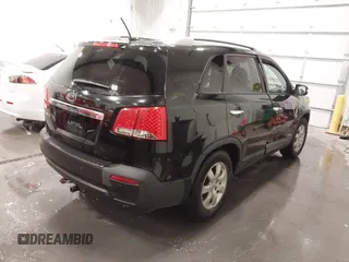 2013 Kia Sorento LX z VIN 5XYKTCA62DG338648, wystawiony jako IAAI lot #42352573 z przebiegiem 164 486 mil mil oraz . Historia ofert i sprzedaży dostępna na DreamBid. Obrazek 4.