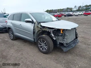 2019 Toyota Highlander SE with VIN 5TDJZRFH8KS727883, listed as a IAAI auction lot 41882956 with 56,043 mi miles. Bid and sale history available at carsss.com. Image 1.