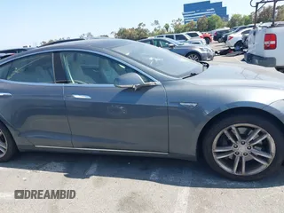 2014 Tesla Model S 60 z VIN 5YJSA1S16EFP40968, wystawiony jako IAAI lot #42331754 z przebiegiem 159 717 mil mil oraz . Historia ofert i sprzedaży dostępna na DreamBid. Obrazek 13.