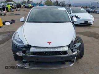 2021 Tesla Model Y Long Range with VIN 5YJYGDEE0MF209045, listed as a IAAI auction lot 41762738 with 24,721 mi miles. Bid and sale history available at carsss.com. Image 13.