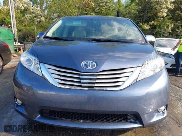 2014 Toyota Sienna XLE z VIN 5TDYK3DCXES498828, wystawiony jako IAAI lot #41970991 z przebiegiem 75 015 mil mil oraz . Historia ofert i sprzedaży dostępna na DreamBid. Obrazek 12.