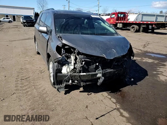 2018 Toyota Sienna XLE with VIN 5TDDZ3DC2JS195479, listed as a Copart auction lot 47213295 with 86,151 mi miles and Salvage Title. Bid and sale history available at carsss.com. Image 12.
