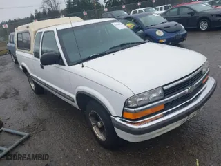 1998 Chevrolet S-10 LS with VIN 1GCCS194XW8233641, listed as a IAAI auction lot 41590178 with 165,350 mi miles. Bid and sale history available at carsss.com. Image 1.