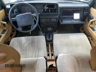 1993 Volvo 240 z VIN YV1AW8311P1956415, wystawiony jako Copart lot #55122855 z przebiegiem 276 658 mil mil oraz Szkoda całkowita • Salvage title. Historia ofert i sprzedaży dostępna na DreamBid. Obrazek 8.