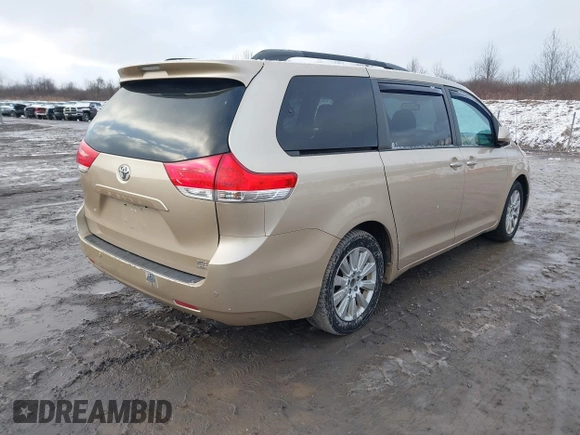 2012 Toyota Sienna XLE z VIN 5TDDK3DCXCS047040, wystawiony jako IAAI lot #41494904 z przebiegiem 117 696 mil mil oraz . Historia ofert i sprzedaży dostępna na DreamBid. Obrazek 4.