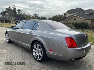2007 Bentley Flying Spur z VIN SCBBR93W178041237, wystawiony jako Copart lot #82493784 z przebiegiem 122 543 mil mil oraz Czysty tytuł • Clean title. Historia ofert i sprzedaży dostępna na DreamBid. Obrazek 3.