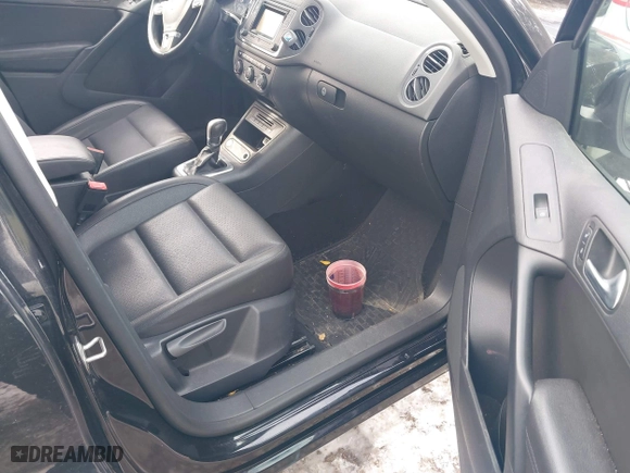 2016 Volkswagen Tiguan R-Line with VIN WVGAV7AX0GW598930, listed as a IAAI auction lot 41525554 with 142,248 mi miles. Bid and sale history available at carsss.com. Image 5.