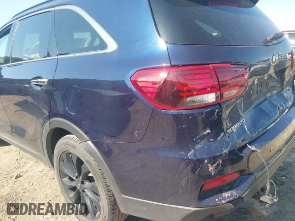2020 Kia Sorento S z VIN 5XYPG4A58LG695161, wystawiony jako IAAI lot #42060397 z przebiegiem 49 573 mil mil oraz . Historia ofert i sprzedaży dostępna na DreamBid. Obrazek 18.