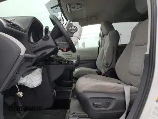 2022 Toyota Sienna LE z VIN 5TDKSKFC3NS070984, wystawiony jako Copart lot #60705265 z przebiegiem 10 846 mil mil oraz Czysty tytuł • Clean title. Historia ofert i sprzedaży dostępna na DreamBid. Obrazek 7.
