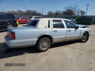 1997 Lincoln Town Car Signature z VIN 1LNLM82W2VY637722, wystawiony jako Copart lot #46865555 z przebiegiem Nie podano mil oraz Szkody całkowita. Historia ofert i sprzedaży dostępna na DreamBid. Obrazek 3.