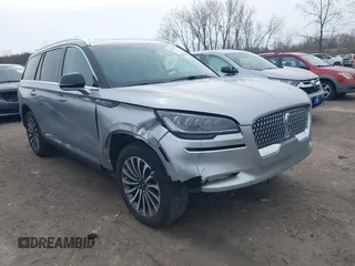 2023 Lincoln Aviator Standard z VIN 5LM5J6XC0PGL15901, wystawiony jako IAAI lot #42006388 z przebiegiem 31 538 mil mil oraz . Historia ofert i sprzedaży dostępna na DreamBid. Obrazek 1.