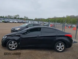 2013 Hyundai Elantra GLS z VIN 5NPDH4AE6DH372849, wystawiony jako IAAI lot #42161748 z przebiegiem 91 986 mil mil oraz . Historia ofert i sprzedaży dostępna na DreamBid. Obrazek 14.