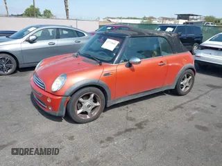 2005 MINI Convertible z VIN WMWRF33495TG10801, wystawiony jako IAAI lot #42773845 z przebiegiem 164 502 mil mil oraz . Historia ofert i sprzedaży dostępna na DreamBid. Obrazek 2.