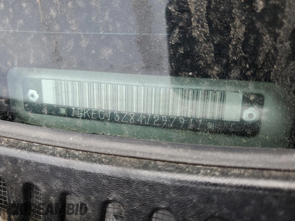 2004 GMC Yukon SLT z VIN 1GKEC13Z84J297911, wystawiony jako Copart lot #48617955 z przebiegiem 173 004 mil mil oraz Szkoda całkowita • Salvage title. Historia ofert i sprzedaży dostępna na DreamBid. Obrazek 16.