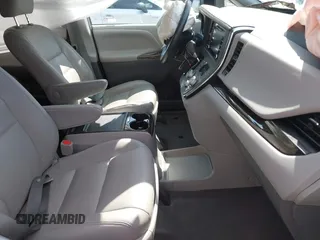 2018 Toyota Sienna XLE Auto Access Seat with VIN 5TDYZ3DC7JS934752, listed as a IAAI auction lot 41982268 with 60,225 mi miles. Bid and sale history available at carsss.com. Image 5.