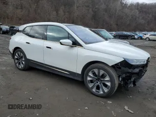 2023 BMW iX xDrive50 z VIN WB523CF09PCL96538, wystawiony jako Copart lot #44728454 z przebiegiem 33 929 mil mil oraz . Historia ofert i sprzedaży dostępna na DreamBid. Obrazek 4.