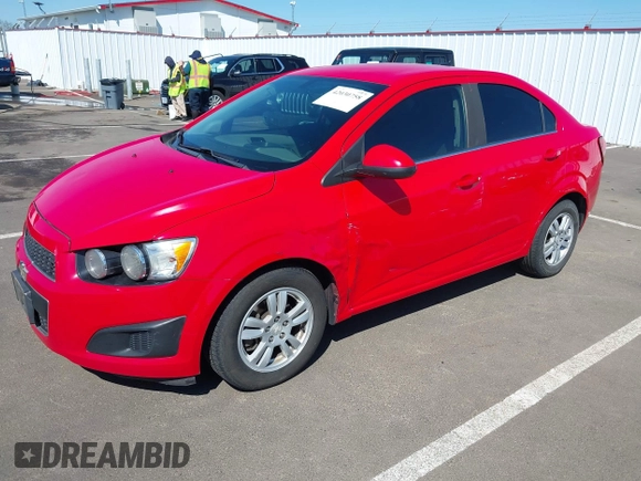 2014 Chevrolet Sonic LT z VIN 1G1JC5SHXE4203739, wystawiony jako IAAI lot #42030758 z przebiegiem 112 438 mil mil oraz . Historia ofert i sprzedaży dostępna na DreamBid. Obrazek 2.