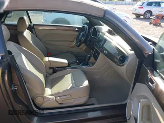 2015 Volkswagen Beetle z VIN 3VW5A7AT8FM818972, wystawiony jako IAAI lot #41966746 z przebiegiem 144 699 mil mil oraz . Historia ofert i sprzedaży dostępna na DreamBid. Obrazek 5.