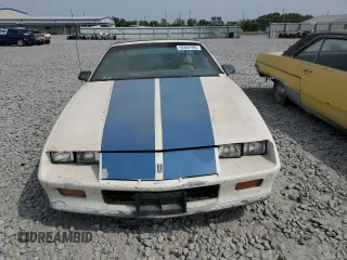 1987 Chevrolet Camaro z VIN 1G1FP21H6HL111063, wystawiony jako Copart lot #59387995 z przebiegiem 63 289 mil mil oraz Czysty tytuł • Clean title. Historia ofert i sprzedaży dostępna na DreamBid. Obrazek 5.