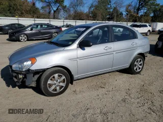 2008 Hyundai Accent GLS z VIN KMHCN46C08U208015, wystawiony jako Copart lot #82696194 z przebiegiem 135 017 mil mil oraz Szkoda całkowita • Salvage title. Historia ofert i sprzedaży dostępna na DreamBid. Obrazek 1.