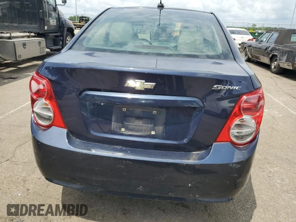2016 Chevrolet Sonic LS z VIN 1G1JA5SH0G4164037, wystawiony jako Copart lot #60185515 z przebiegiem 211 229 mil mil oraz Czysty tytuł • Clean title. Historia ofert i sprzedaży dostępna na DreamBid. Obrazek 6.