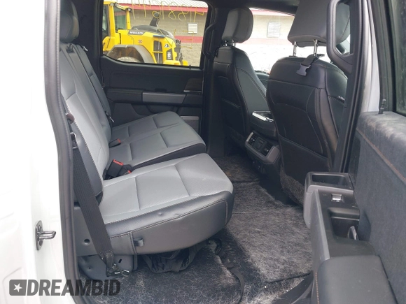 2024 Ford F-150 Lightning Lariat z VIN 1FT6W5L73RWG16719, wystawiony jako IAAI lot #41889644 z przebiegiem 5 031 mil mil oraz . Historia ofert i sprzedaży dostępna na DreamBid. Obrazek 8.