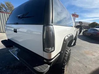 1993 GMC Yukon with VIN 1GKEK18K9PJ718702, listed as a Copart auction lot 82847154 with 103,848 mi miles and Clean Title. Bid and sale history available at carsss.com. Image 4.