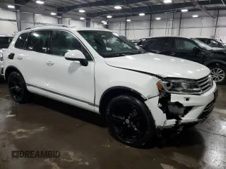 2017 Volkswagen Touareg Wolfsburg Edition z VIN WVGRF7BP7HD002143, wystawiony jako Copart lot #45328325 z przebiegiem 107 476 mil mil oraz Szkoda całkowita • Salvage title. Historia ofert i sprzedaży dostępna na DreamBid. Obrazek 4.
